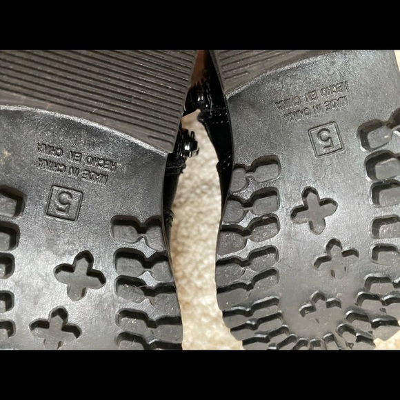 Old Navy toddler boots size 5, black. - Picture 4 of 5